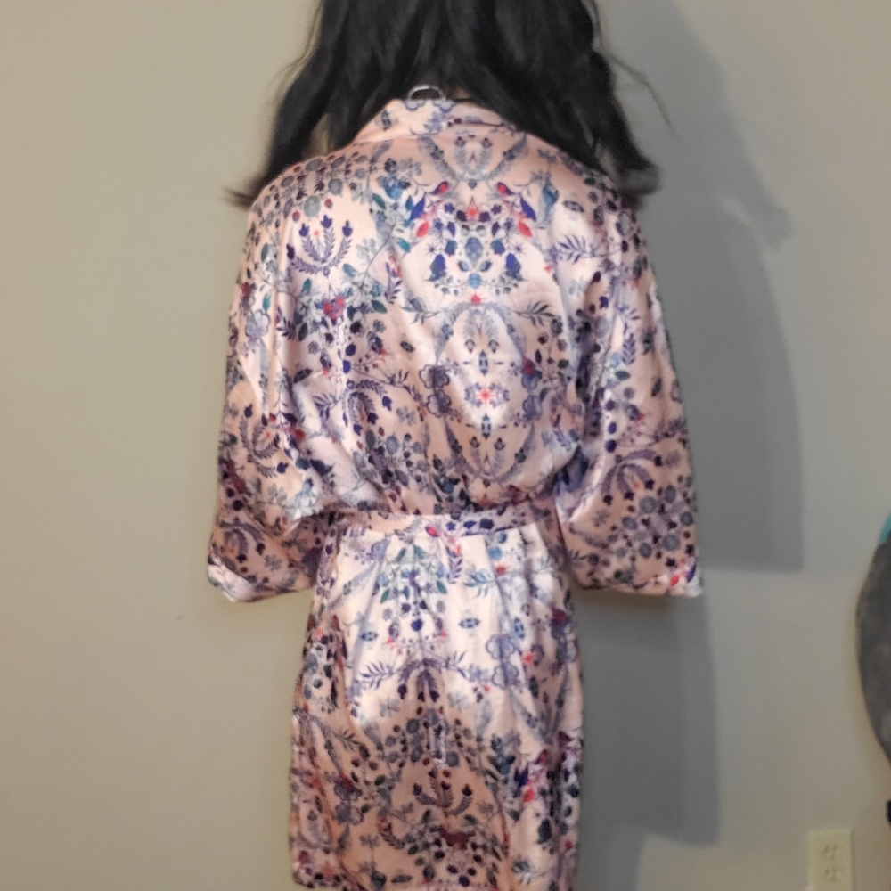 Flower Pattern Victoria's Secret Robe - Picture 4 of 5